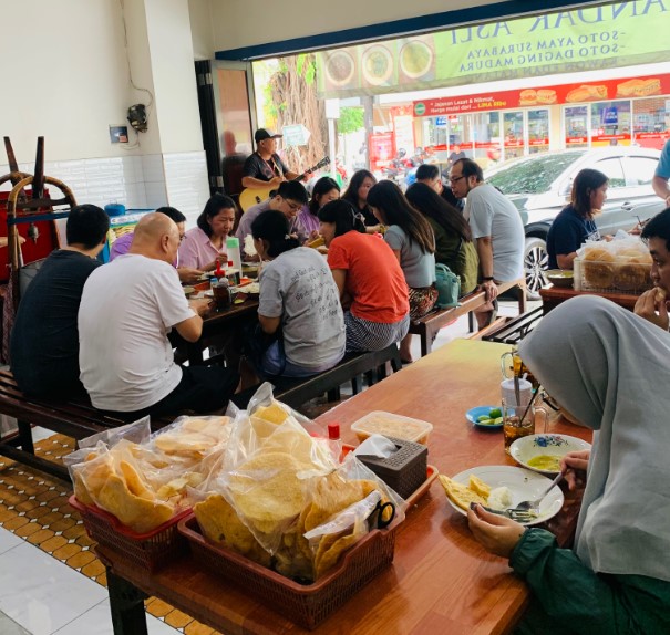Soto Ayam & Sop Buah: Rasa Legenda di Jantung Cilacap