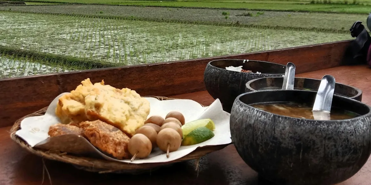 Soto Ayam & Sop Buah: Rasa yang Menggugah Kenangan di Jantung Cilacap